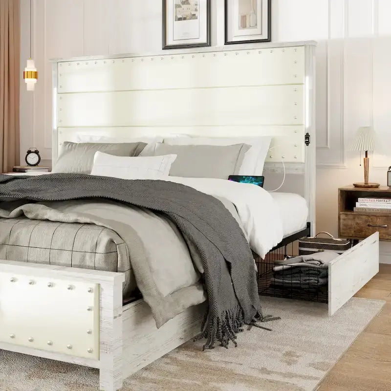 Letto a piattaforma king bianco antico, testiera imbottita, 4 cassetti, LED e ricarica, per 2 persone