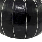 Pouf marocain rond en cuir noir / marron – coutures florales – repose-pieds 1 personne
